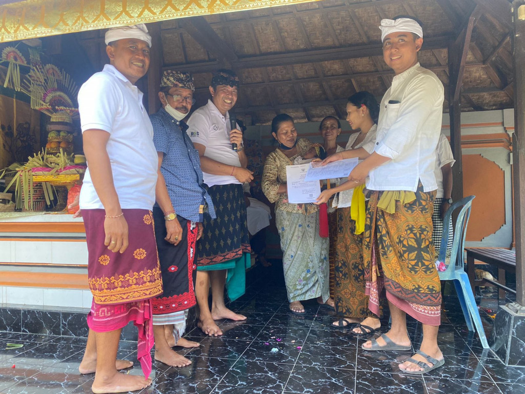 Penyerahan KK (Kartu Keluarga) Baru, Akta Kelahiran dan Kartu Indentitas Anak (KIA) Baru